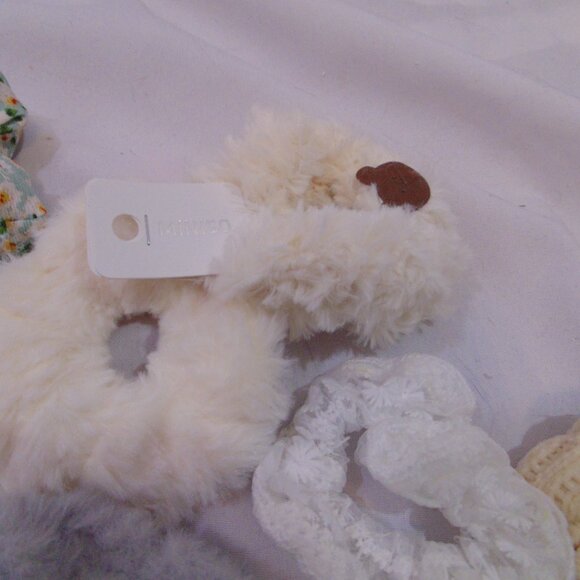 Lot of 26 Misc Miniso, Scrunchies, Floral, Pinstripes, Plain, fuzzy - Picture 4 of 5